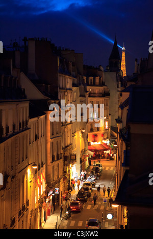 Una Rue Saint-André des Arts illuminata di notte con la Torre Eiffel sullo sfondo, Parigi Foto Stock