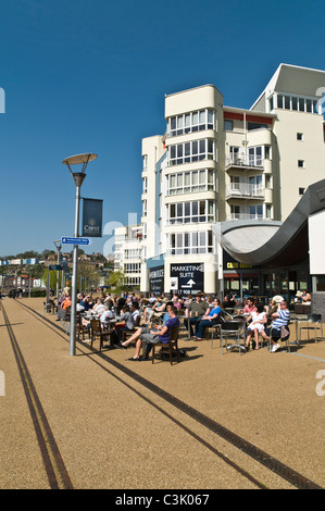 dh Harbourside al fresco banchine GALLEGGIANTI HARBOUR BRISTOL persone seduta caffetteria all'aperto, rilassante ristorante all'aperto, all'aperto, all'aperto, inghilterra, regno unito dock Foto Stock