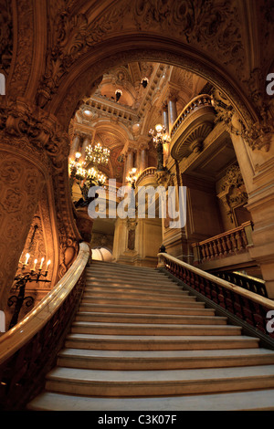 Una delle grandi scale dell'Opera Garnier, Parigi, Francia Foto Stock