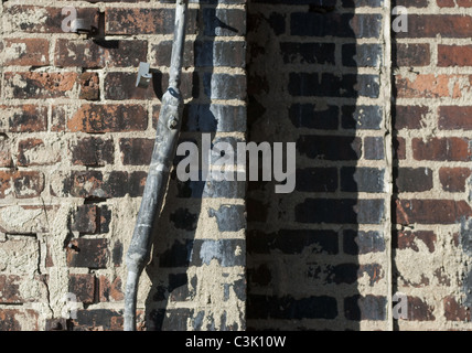 Un tubo discendente su un muro di mattoni. Dettaglio in Indianapolis, Stati Uniti d'America. Foto Stock
