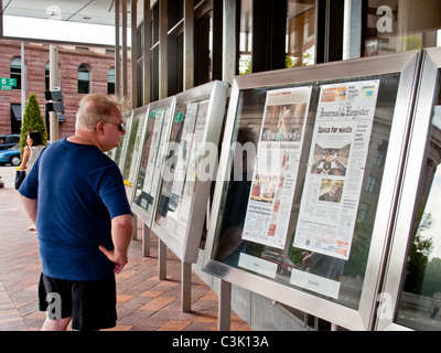 Le pagine anteriore da 80 i quotidiani sono in mostra presso il Newseum, un museo interattivo di notizie e di giornalismo. Foto Stock