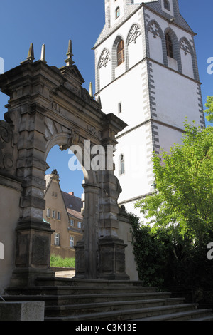 Tuchmacher gate (Tuchmachertor) nella città di Meißen con la Chiesa di Nostra Signora in background; Saxonia, Germania, Europa Foto Stock