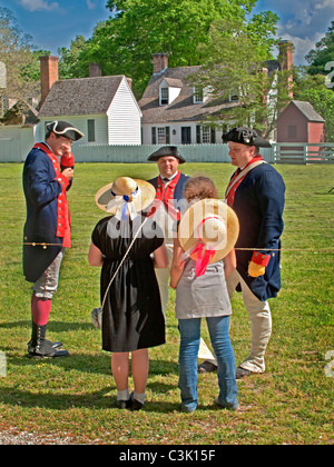 Indossando divise storiche, reenactors raffigurante i soldati di parlare con i turisti a Colonial Williamsburg, VA. Foto Stock