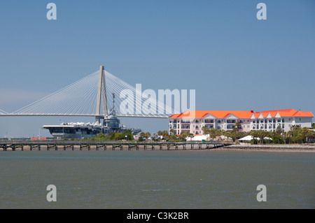 Carolina del Sud, Charleston. Ravenel Bridge & Yorktown portaerei, ora museo. Foto Stock