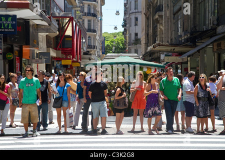 Pedestians sulla Florida Street nel Retiro barrio di Buenos Aires, Argentina. Foto Stock