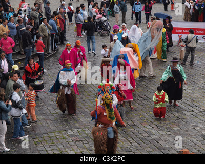 In Quito Ecuador folcloristica e danza tradizionale sfilata di gruppi attraverso la Plaza San Francisco a Mardi Gras Carnevale in Marzo Foto Stock