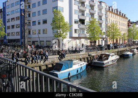 La gente che gode la primavera a Christianshavn, Copenhagen Foto Stock