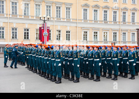 Parata militare durante le prove per la prossima celebrazione del sessantesimo anniversario della vittoria nel giorno di San Pietroburgo, Russia Foto Stock