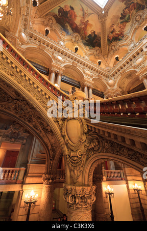 La decorazione ornata della Grande Scala dell'Opera Garnier, Parigi, Francia Foto Stock