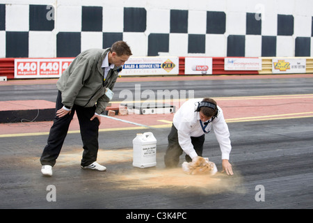 Mettere polvere d oro giù dopo una fuoriuscita al Drag Strip Foto Stock