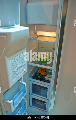 Refrigerator door kitchen kitchens immagini e fotografie stock ad alta  risoluzione - Alamy