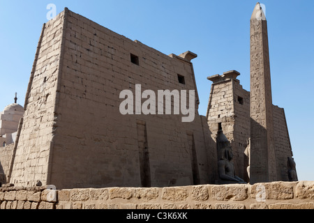 Il granito rosso obelisco di Ramesse II nella parte anteriore del primo pilone al Tempio di Luxor, Luxor, Egitto Foto Stock