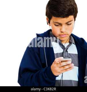 Ragazzo caucasico ascoltando la musica su un lettore MP3 isolato su bianco Foto Stock