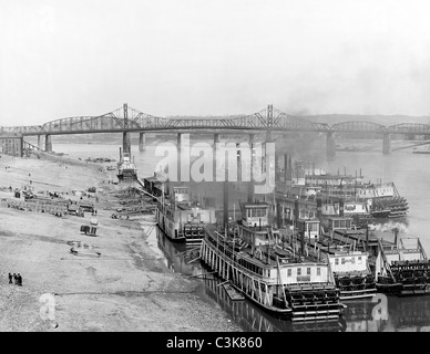 Lungo l'argine, Cincinnati, Ohio, circa 1904 Foto Stock