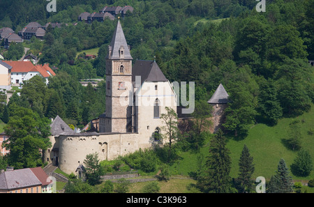 L'Austria, la Stiria, Eisenerz, vista di wehranlage und Kirche st.oswald Foto Stock