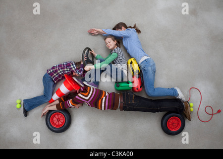 Persone che insieme formano la forma della vettura Foto Stock