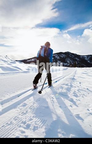 Una donna lo sci di fondo sui sentieri vicino a Sun Mountain Lodge in Methow valley, Washington, Stati Uniti d'America. Foto Stock