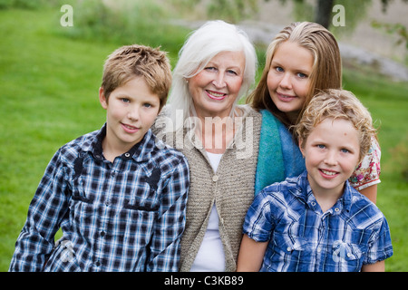 Ritratto di nonna con due nipoti e nipote Foto Stock