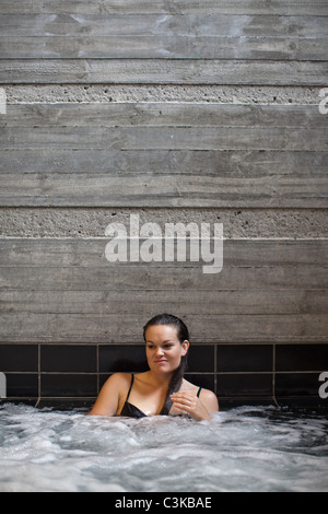 Giovane donna relax nella spa a Hepburn Springs, Australia Foto Stock