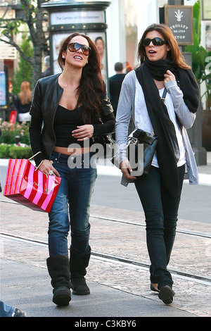 Modello italiano e attrice Elisabetta Canalis shopping a Hollywood con un amico di Los Angeles, California - 02.12.09 Foto Stock