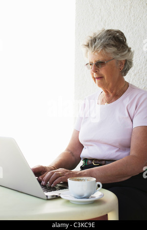 Senior donna utilizzando laptop Foto Stock