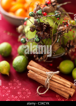 Bastoncini di cannella e frutta Foto Stock