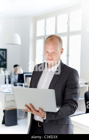 Uomo in ufficio portatile di contenimento Foto Stock