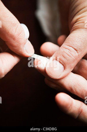 Vista ravvicinata del mans mano flash medicazione di ferita del dito Foto Stock