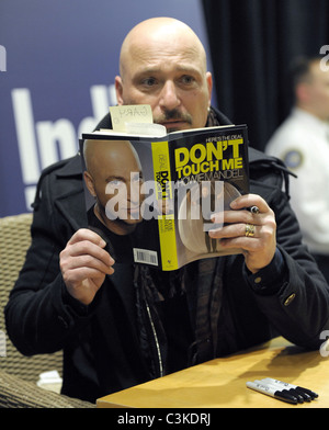 Howie Mandel 'Deal o No Deal' host promuove il suo nuovo libro "Ecco la trattativa: non toccare me' al Centro Eaton's Indigo Foto Stock