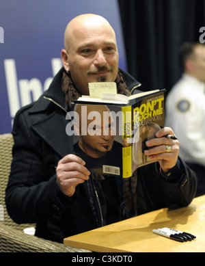 Howie Mandel 'Deal o No Deal' host promuove il suo nuovo libro "Ecco la trattativa: non toccare me' al Centro Eaton's Indigo Foto Stock