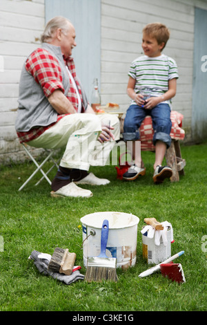 Nonno e nipote al summer cottage, Svezia. Foto Stock