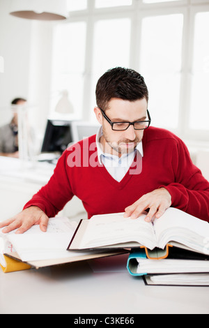 Uomo che lavora in ufficio Foto Stock