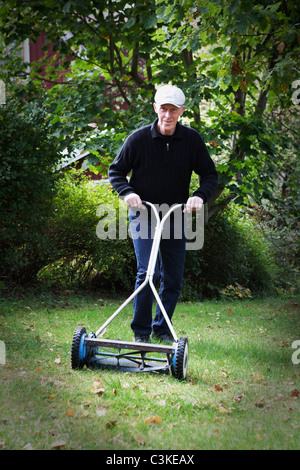 Senior uomo prato falciatura Foto Stock