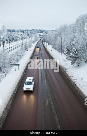 Auto in movimento su strada in inverno Foto Stock