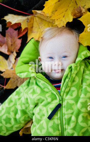 Un sorridente bambina, Svezia. Foto Stock