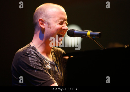 Isaac Slade mischia esibirsi in concerto a WTMX 101.9fm Chicago's miracolo sulla strada statale 11 presso il Teatro Auditorium Foto Stock