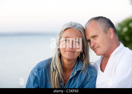 Coppia matura sulla spiaggia Foto Stock