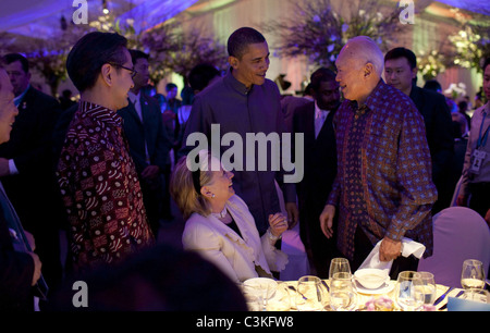 Il presidente Barack Obama chat con Singapore del Ministro Mentor Lee Kuan Yew, destro e il Segretario di Stato Hillary Rodham Foto Stock