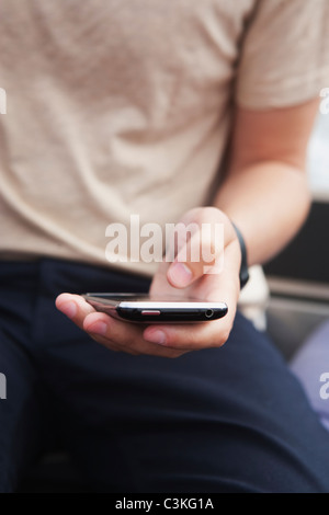 Uomo con il telefono cellulare Foto Stock