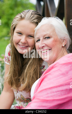 Ritratto di Nonna e nipote di sorridere Foto Stock