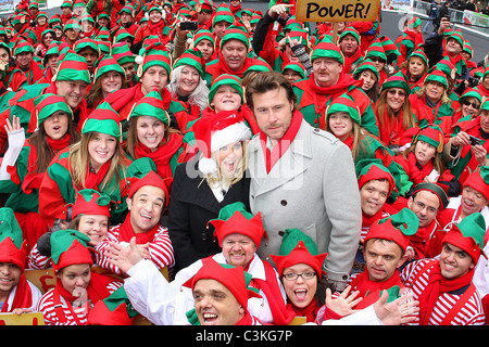 Il decano McDermott, Jenny McCarthy e 607 Elfi, che impostare il 2011 Guinness World Record ABC della famiglia Elf Parte a sostegno della sua Foto Stock