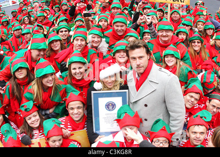 Il decano McDermott, Jenny McCarthy e 607 Elfi, che impostare il 2011 Guinness World Record ABC della famiglia Elf Parte a sostegno della sua Foto Stock