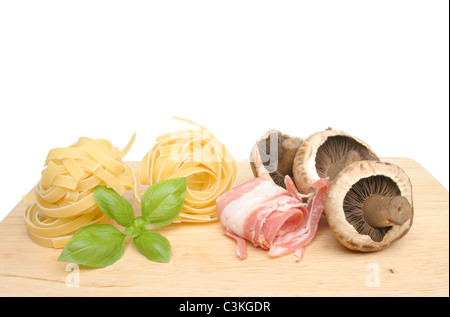 Ingredienti per la pasta su una tavola di legno preparazione alimentare board Foto Stock