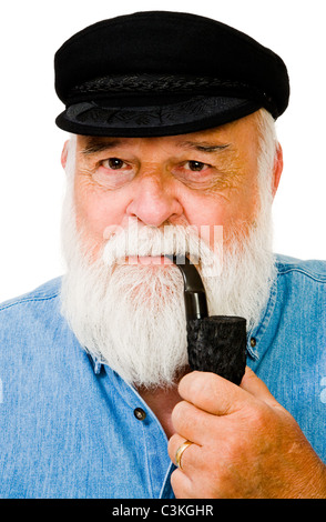 Uomo serio di fumare con il tubo isolato su bianco Foto Stock