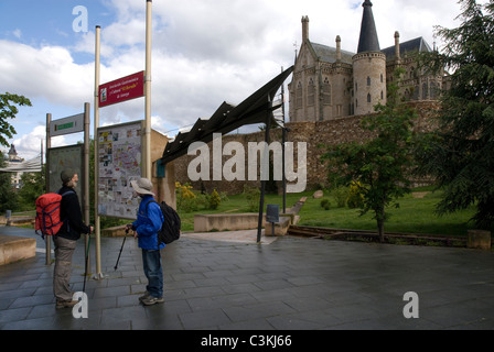 Walkers sul percorso del pellegrinaggio, Astorga, Camino de Santiago, Spagna settentrionale Foto Stock