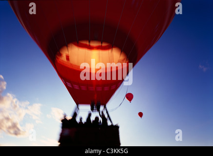 In mongolfiera ad aria calda con persone a bordo Foto Stock