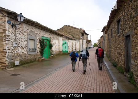 Walkers sul percorso del pellegrinaggio, Camino de Santiago, Spagna settentrionale Foto Stock