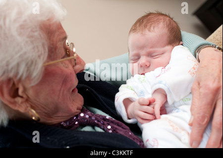 Bambino di sei mesi con grande nonna, Shropshire Inghilterra Foto Stock