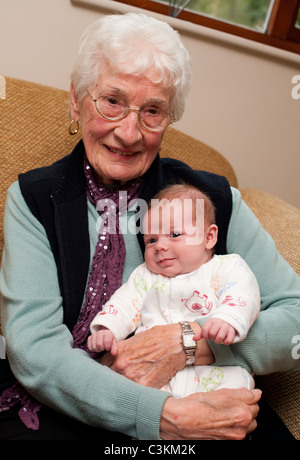 Bambino di sei mesi con grande nonna, Shropshire Inghilterra Foto Stock