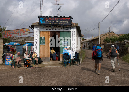 Gli escursionisti e i turisti a piedi lungo il percorso del pellegrinaggio, Camino de Santiago, Spagna settentrionale Foto Stock